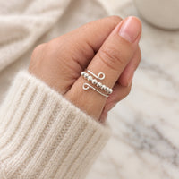 Bague anti-stress argent à perles portée à l'index