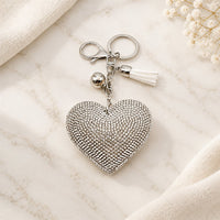 Bijou de sac cœur argenté à strass blancs, pompon blanc