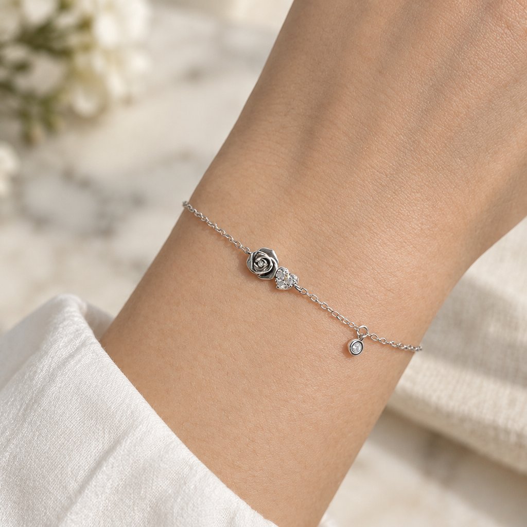Bracelet argenté porté au poignet, manche blanche