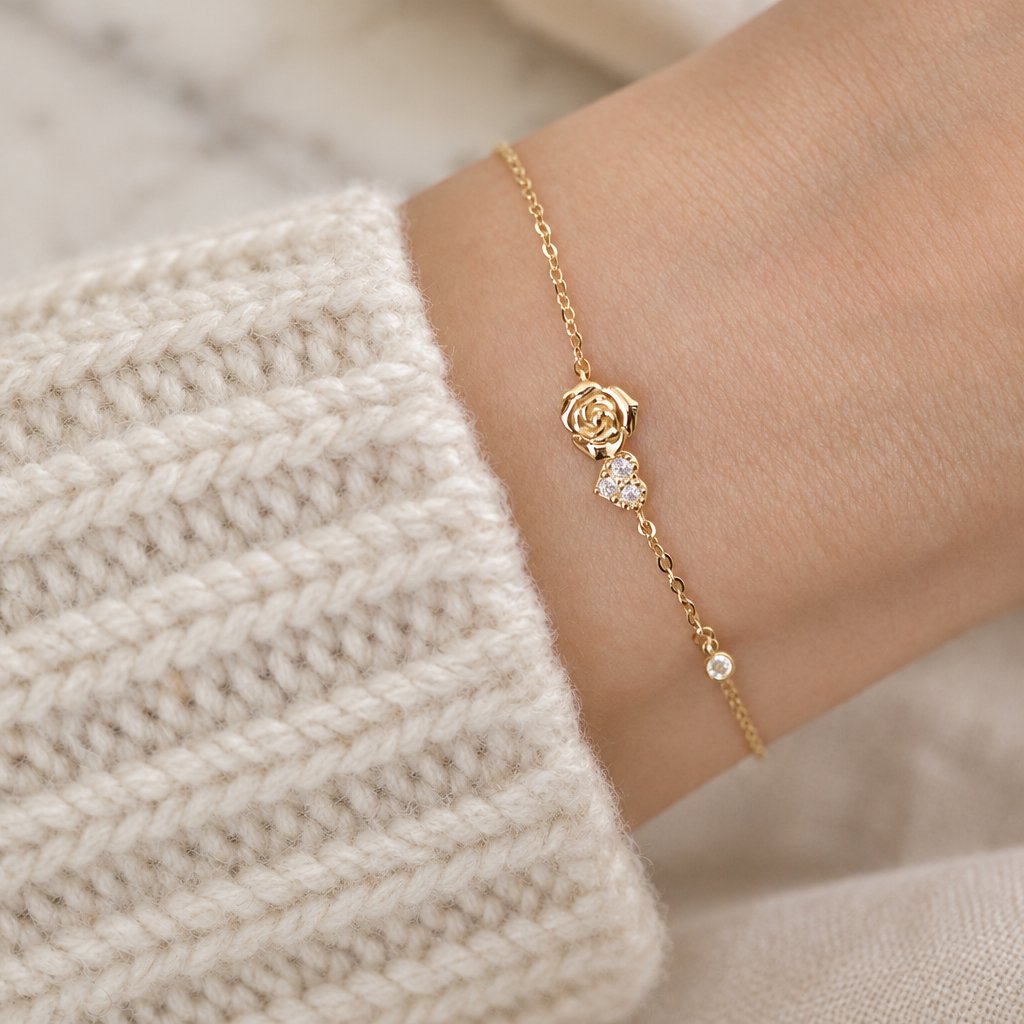 Bracelet doré porté au poignet, pull crème