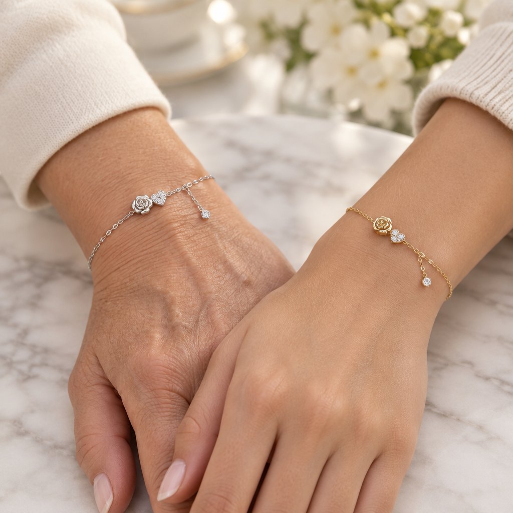 Mère et fille, poignets côte à côte, un bracelet argenté et un bracelet doré