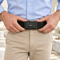 Homme qui ferme sa ceinture automatique noire sur un chino