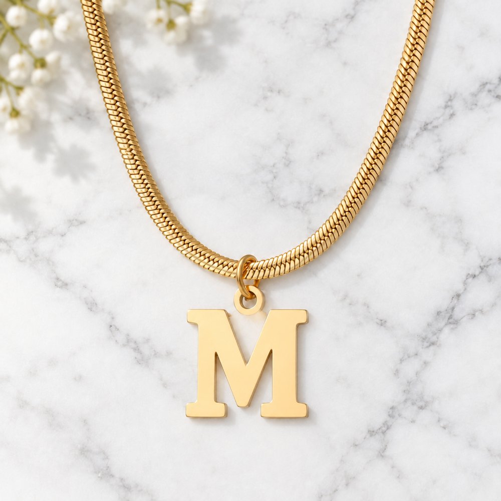 Collier initiale doré offert Image