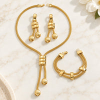 Parure de bijoux dorée : collier, boucles d'oreilles et bracelet