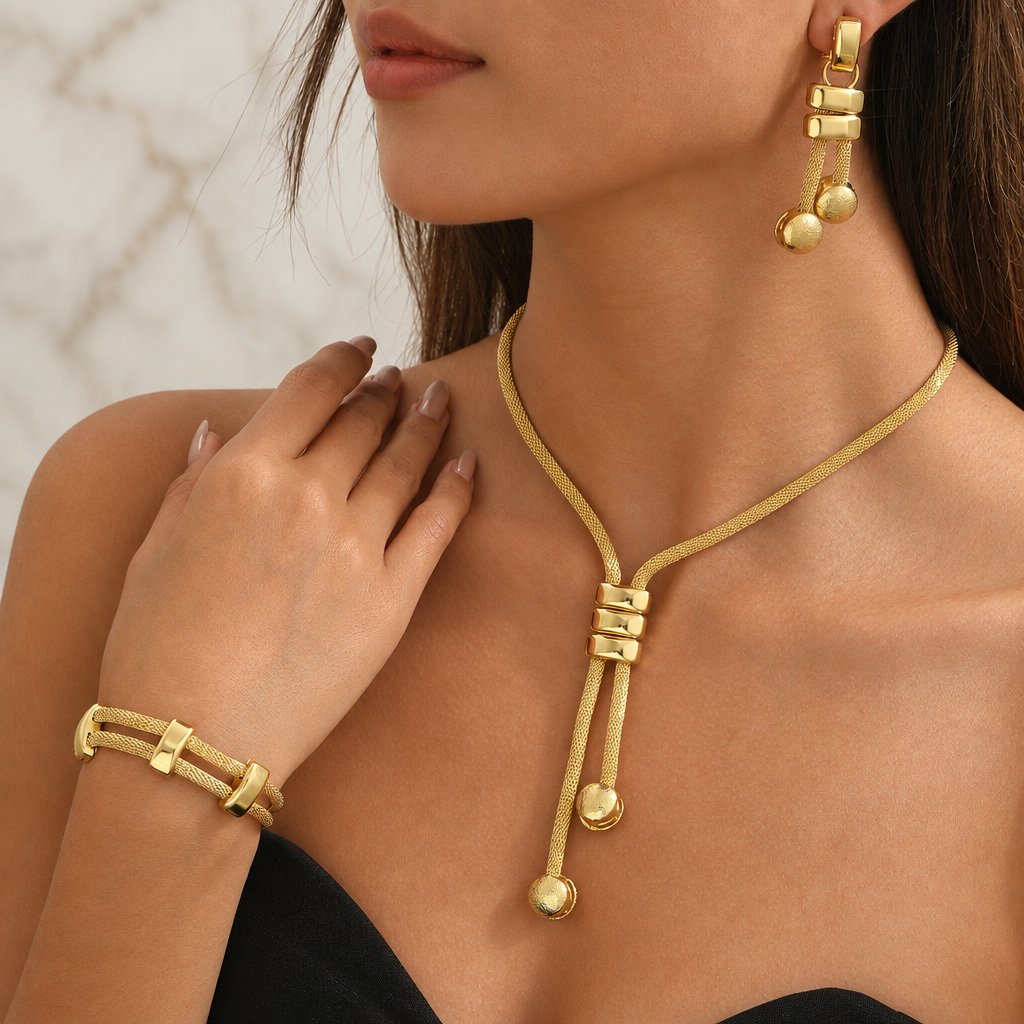 Parure dorée portée : collier et boucles d'oreilles