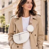 Femme en trench beige, sac bandoulière blanc, dans une rue de Paris
