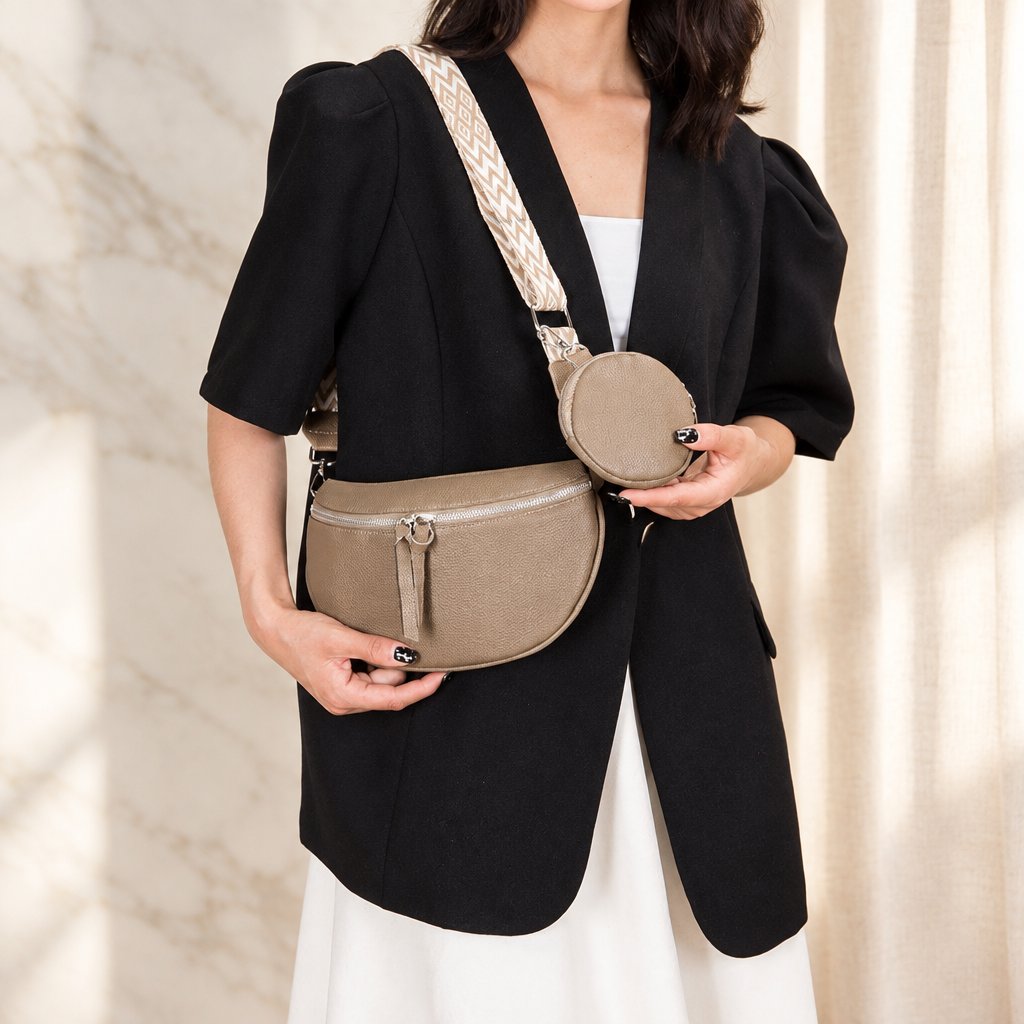 Sac bandoulière demi-lune kaki porté avec un blazer noir